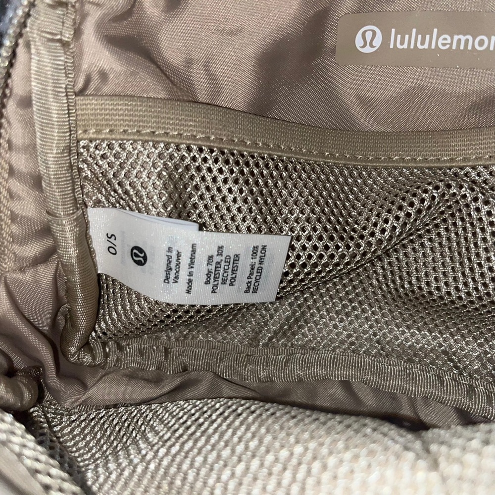 Lululemon everywhere belt bag tan fleece NWT
Price is firm - Picture 7 of 7